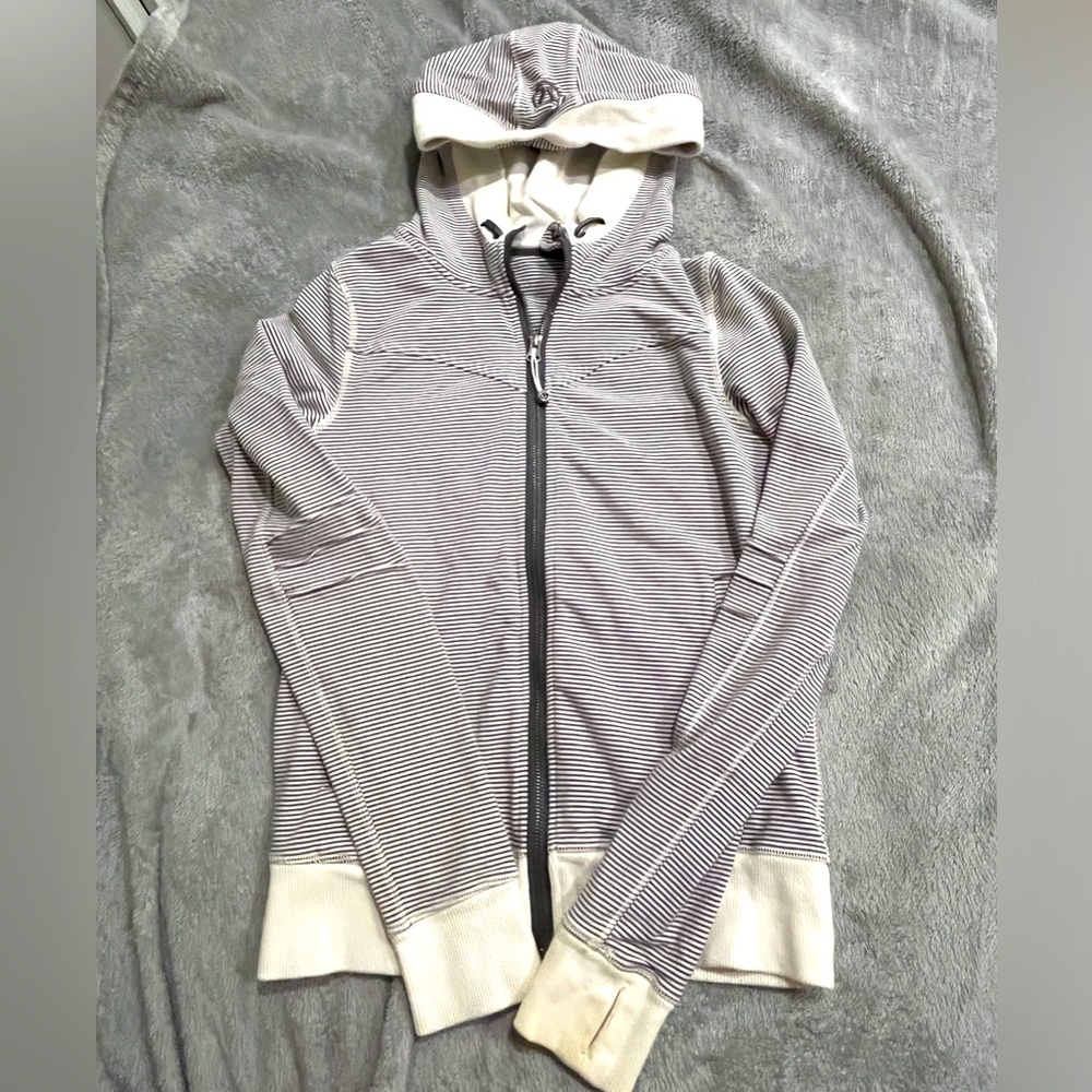 Lululemon Bliss Break Hoodie
size 6 used very good dk grey & cream
